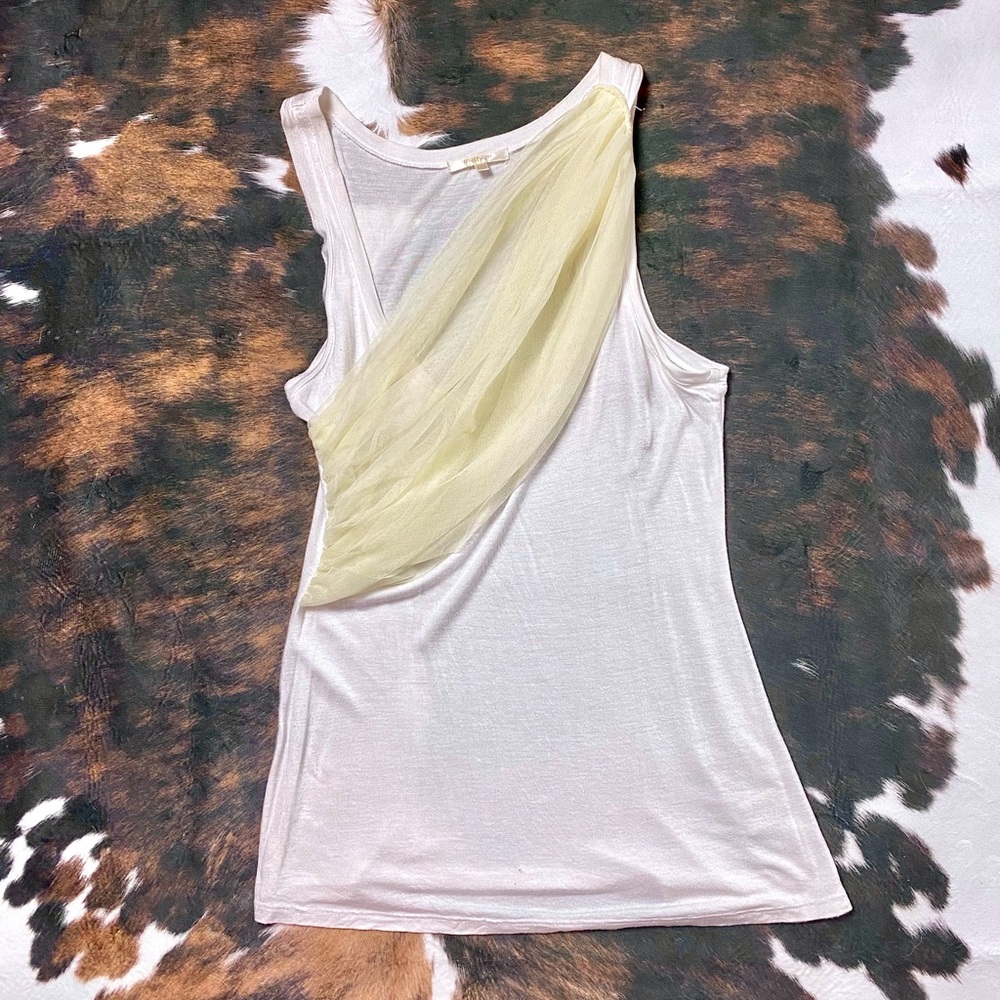 Pretty white tank top with lace detail